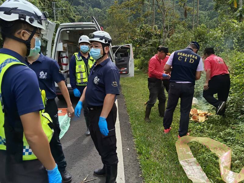 警消人员在台3线旁接近大埔阿婆湾山区发现郭妇遗体。（警方提供）