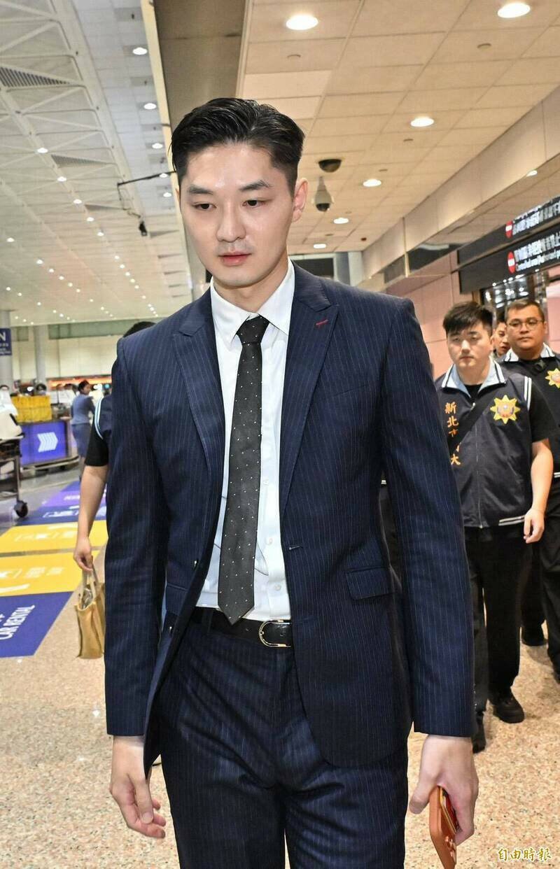 身高186公分的检察官粘鑫超高颜值爆红。（记者刘信德摄）