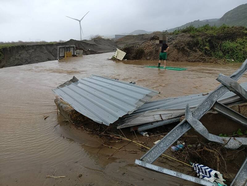 王姓邮差站在车顶待援。（记者徐圣伦翻摄）