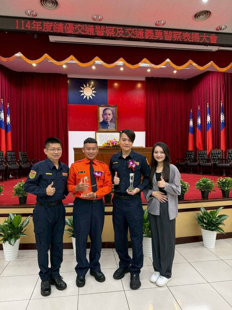屏东县政府警察局潮州分局警员郑竣鸿（右二）、交通义勇警察大队屏东中队队员杨钦安（左二）分获绩优交警、绩优义交，今接受警政署表扬。（屏东县政府提供）