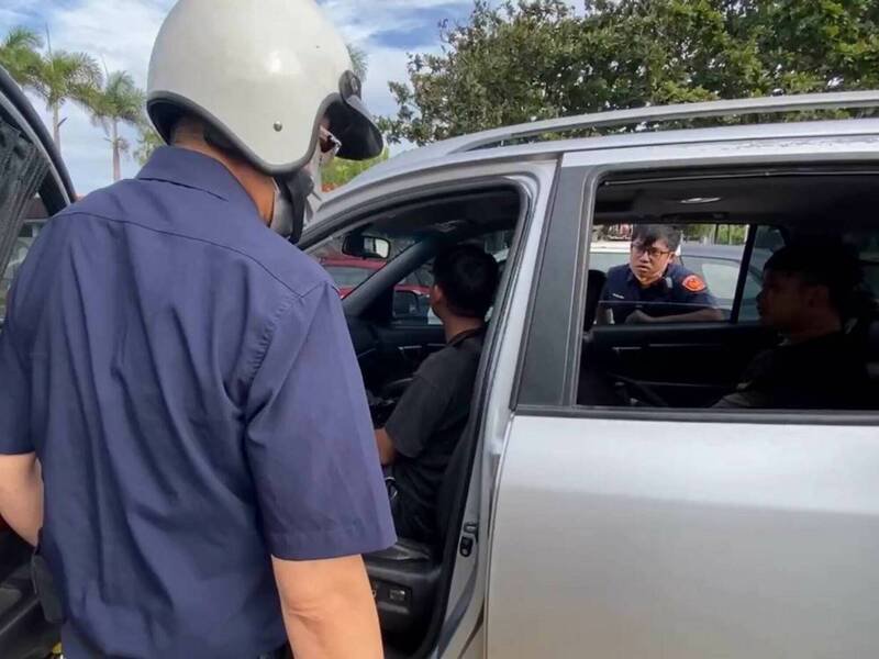 员警控制休旅车上的乘员。（图由民众提供）