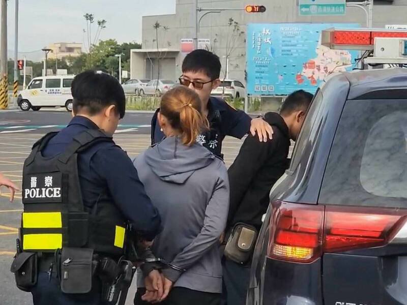 员警逮回逃跑的移工。（图由民众提供）