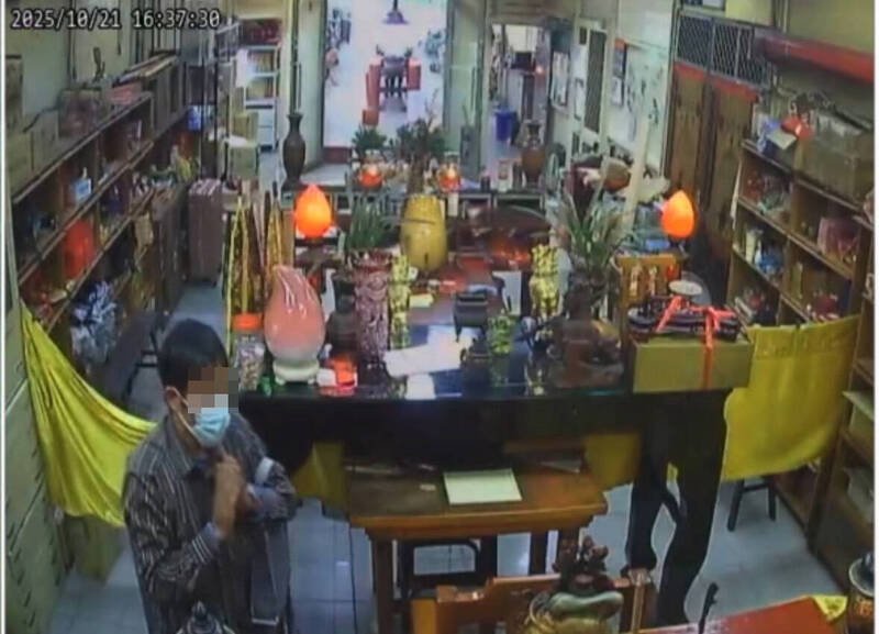 窃贼偷金牌前，顶礼膜拜。（庙方提供）