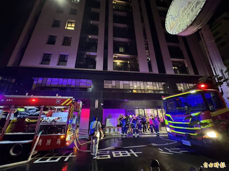 警消获报大楼火警前往救援，许多住户也连忙下楼疏散。（记者许丽娟摄）