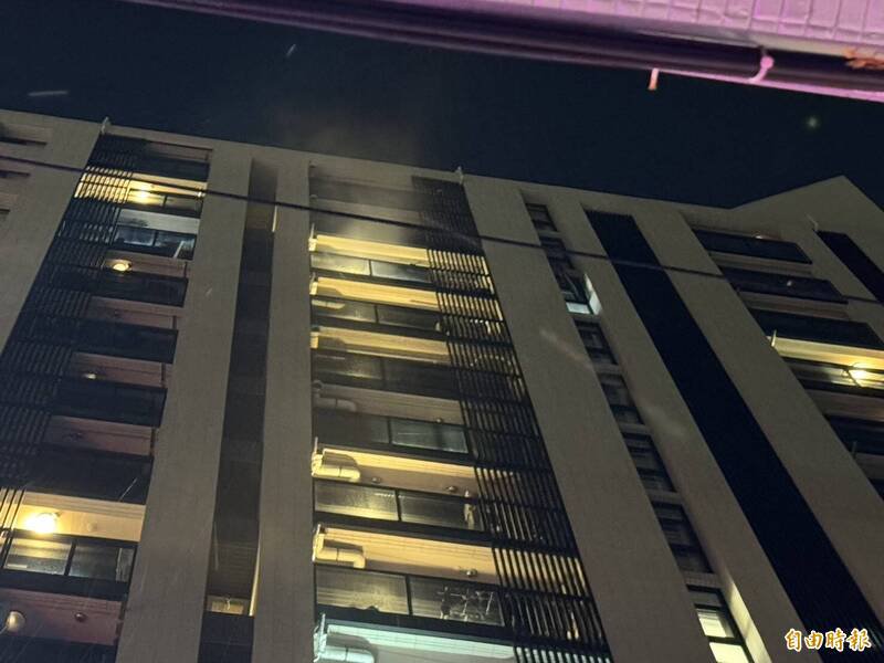 高雄市前金区中正四路1栋大楼13楼，今晚8点多传出火警，住家窗口不断冒出白烟。（记者许丽娟摄）