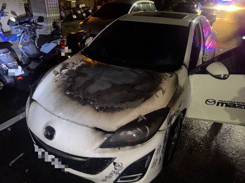 苗栗县竹南镇龙升街于今（24）日凌晨1点许发生汽车火警，驾驶28岁越南籍阮姓男子及时下车逃生。（记者彭健礼翻摄）