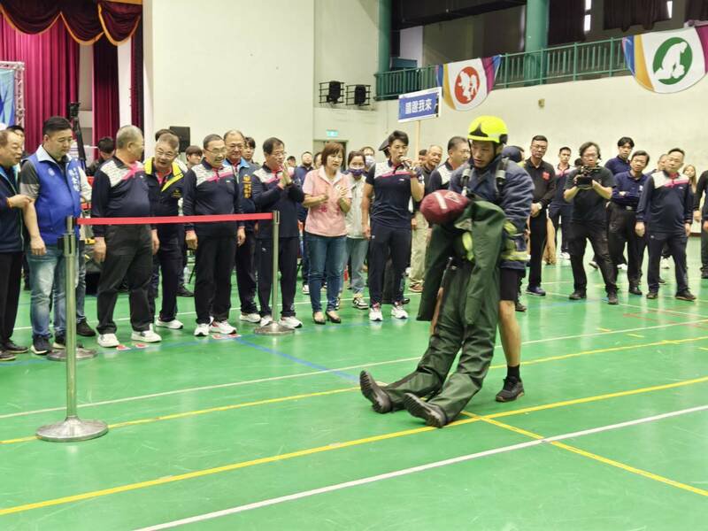 新北市政府、消防局今天为全国首创「企业义消」举办成军典礼，同场为将参加全国义消体技能交流赛的新北队授旗，数百名消防、义消见证，士气高昂。（记者吴仁捷翻摄）