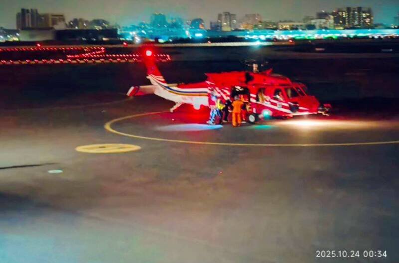 空勤总队跨夜飞行高雄至马公至望安，接送病患后送高雄医院。（空勤总队提供）
