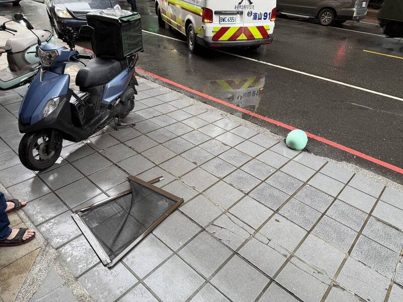 纱窗从天而降。（记者徐圣伦翻摄）