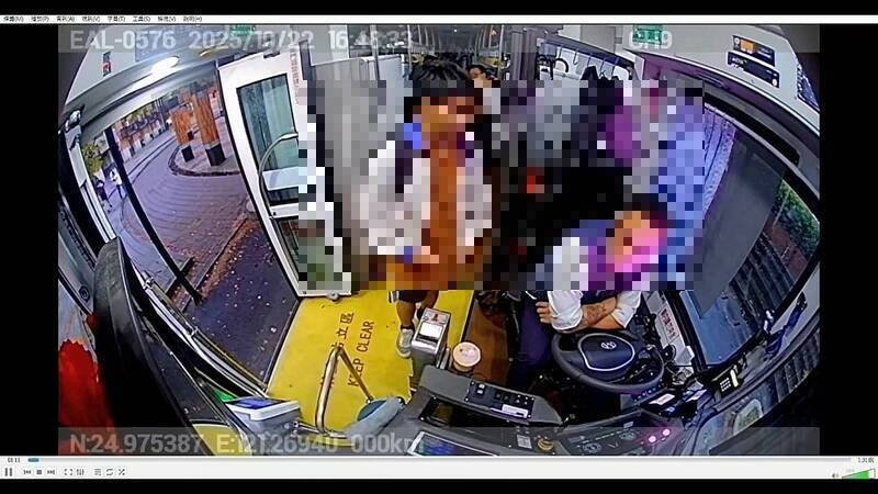 桃园客运司机质疑1名学生投币不足，之后竟暴打为同学打抱不平的学生。（记者郑淑婷翻摄）