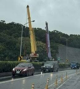 军方出动大吊车拖吊战车。（取自网路）