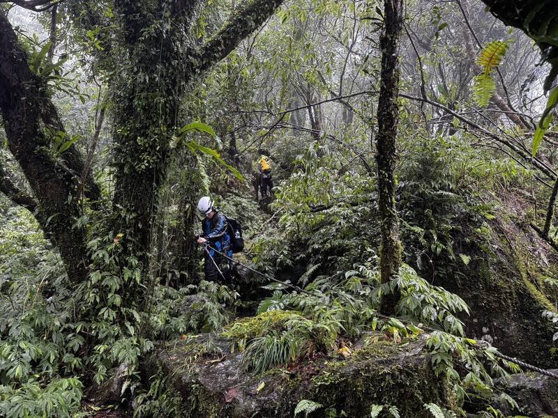 宜兰搜救队入山找寻失联杨翁。（宜兰县消防局提供）