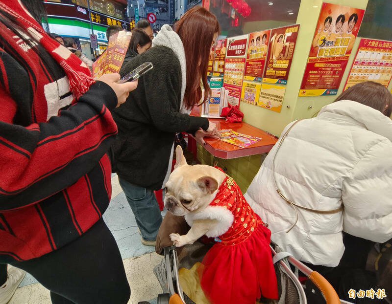 许姓男子玩刮刮乐自认中奖10万元，但向店家兑奖时只拿到1千元，他认为店家A钱竟喷漆撒冥纸泄愤。示意图，无关当事店家。（资料照）