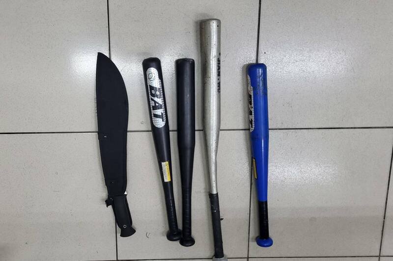警方查扣刀械及球棒。（读者提供）
