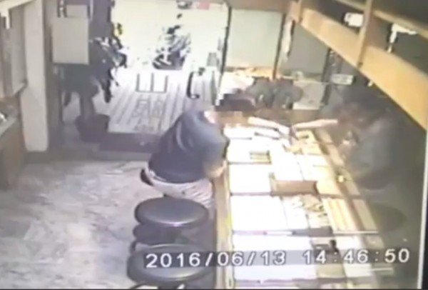 朱男交钱时，老板未发现有异。（记者吴政峰翻摄）