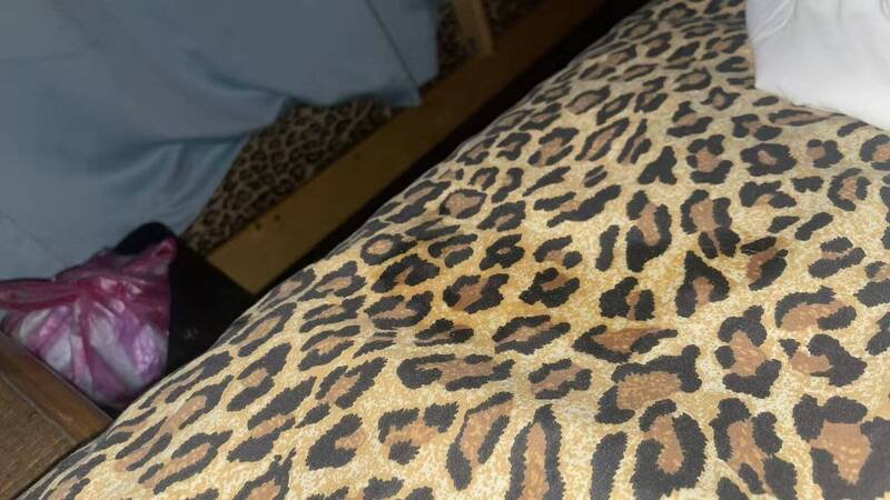 王姓民宿老板趁房客熟睡，竟潜入四人房对著棉被公然打手枪自慰。（被害者提供）