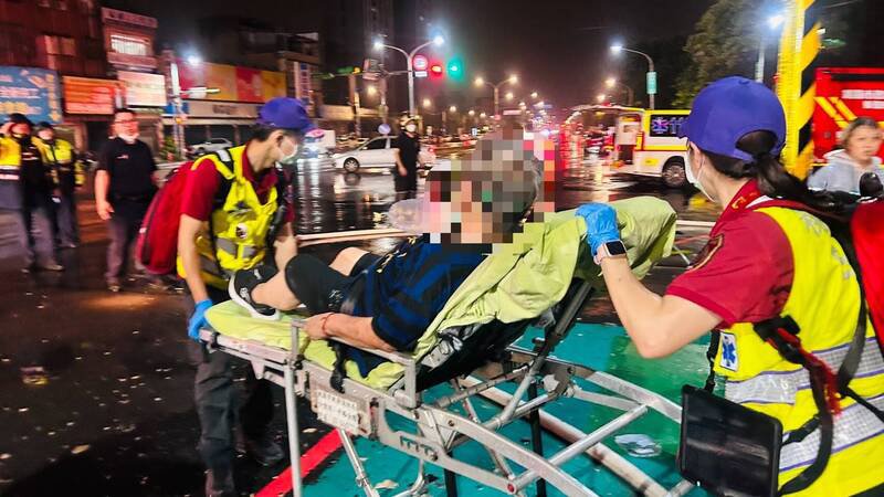 消防人员将四楼民众救出后，预防性送医。（消防局提供）