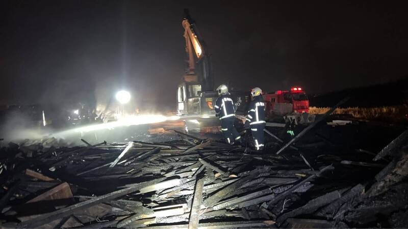 澎湖县消防局出动澎湖本岛6分队，赶往现场驰援灭火。（澎湖县消防局提供）