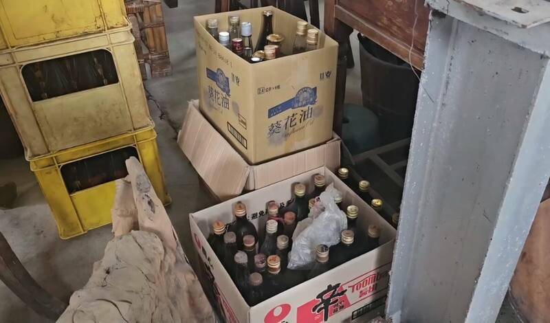 苗栗市传出歹徒剪断铁皮仓库破门而入大搬家，偷走桧木圆桌、洋酒，价值100多万元。图为被偷窃的仓库。（民众提供）