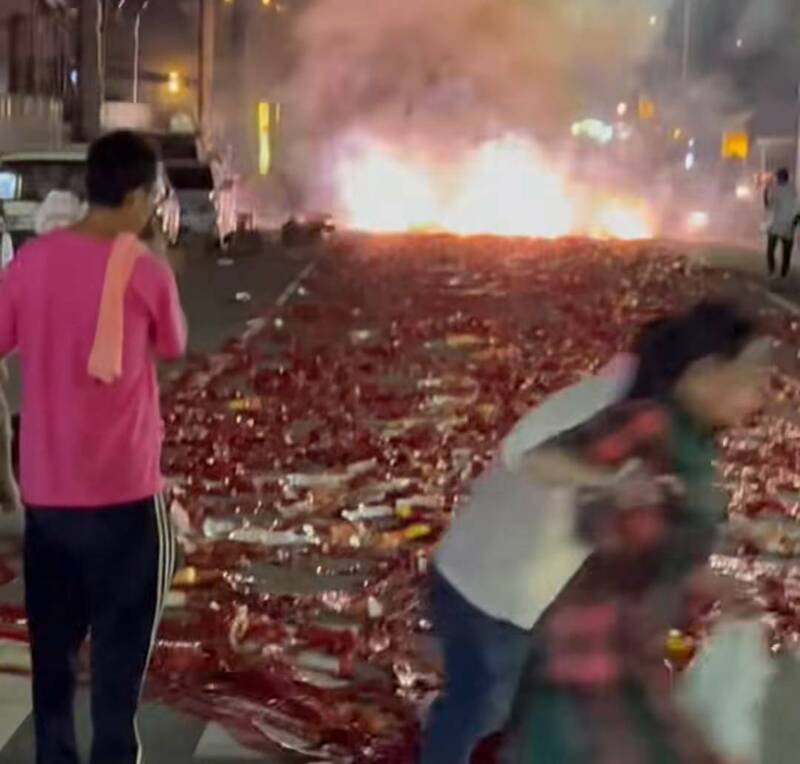 高雄庙会封街放鞭炮吓哭小孩，网痛斥「没政府了」。（读者提供）