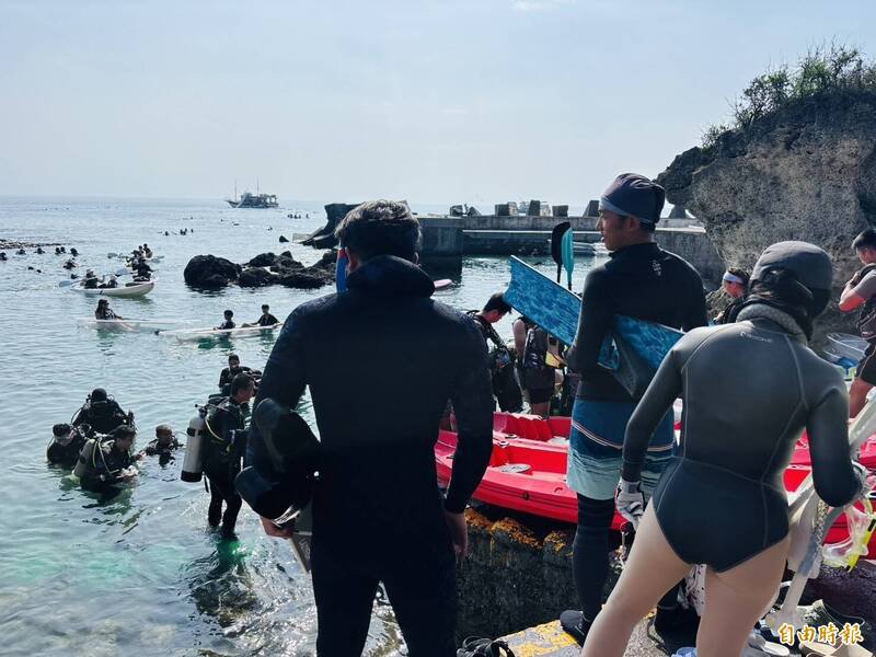 小琉球今天涌入大量游客，却传出有潜客溺水昏迷送医。图为今日人潮非当事人。（记者陈彦廷摄）