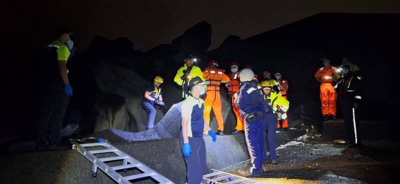 海洋大学电机一馆前堤外消波块，晚间被人发现1具浮尸卡在消波块间。（记者林嘉东翻摄）