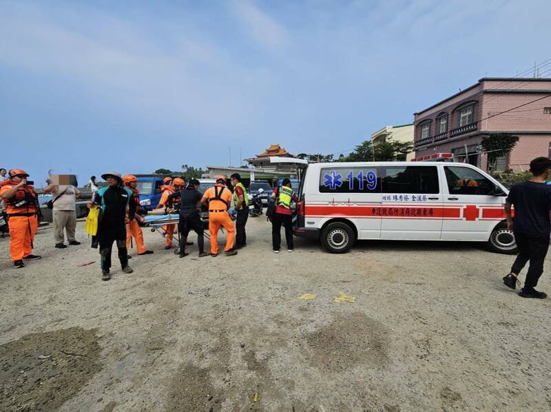 海巡、民众及消防抢救潜水客。（海巡署提供）