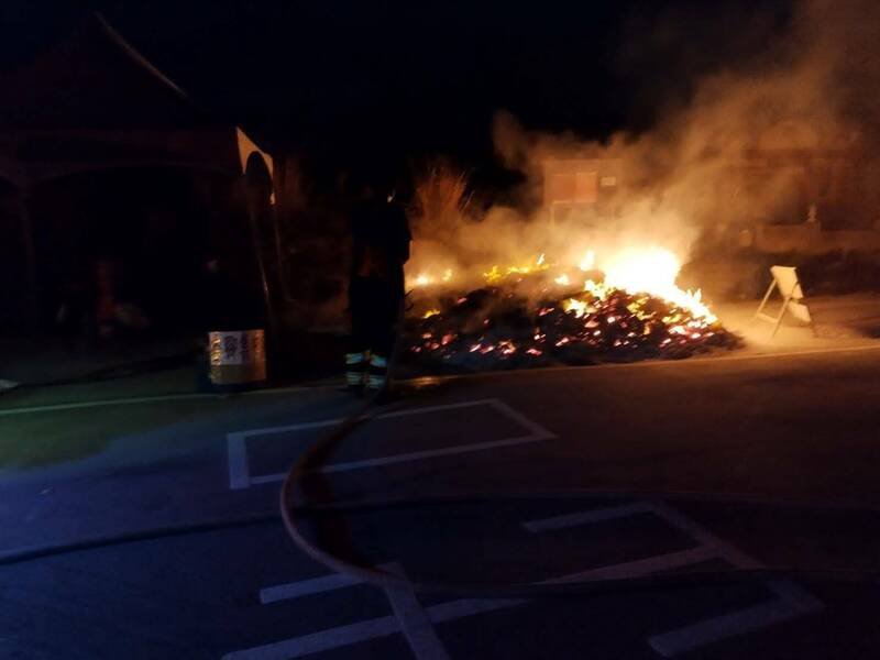 纸钱堆因起火燃烧，出水灭火。（消防提供）