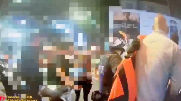 南非籍S姓教师与李姓男子发生「摩肩」碰撞，不满被质问，当街出拳。（记者郑景议翻摄）