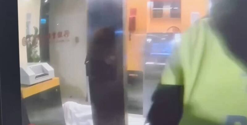 员警巡逻经过银行ATM时，看见一位民众盖著棉被睡觉，随即敲门欲将其叫醒，但该位民众并未醒来，因此前往其他地方巡签，而再次返回时，该位民众已经离去。（记者陆运锋翻摄）