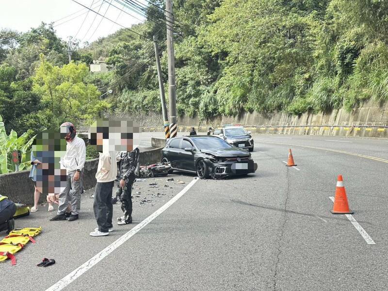 台3线汽、机车相撞，机车骑士伤势严重送医。（民众提供）