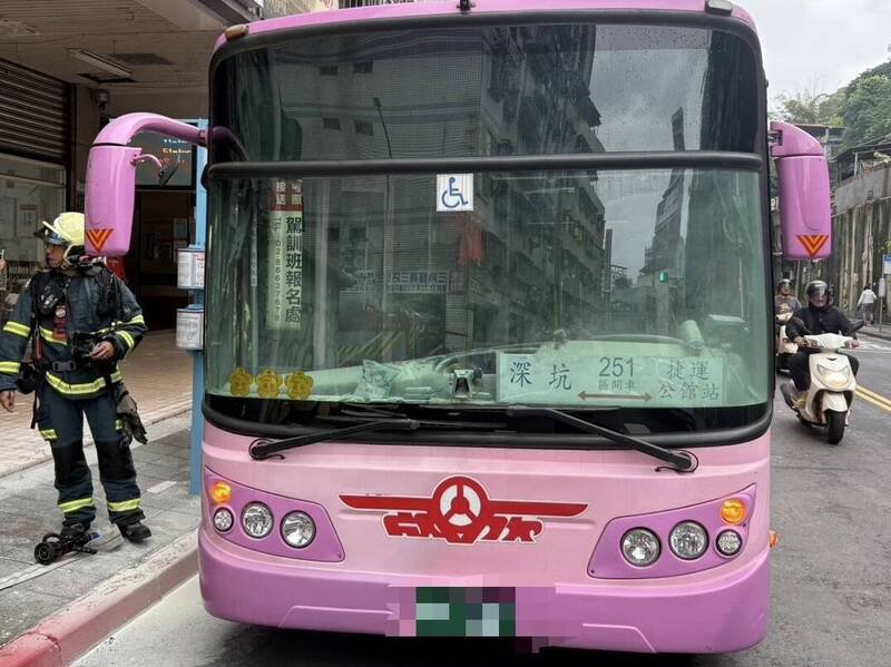 郑姓司机行经台北市文山区景兴路时，发现车内窜出阵阵浓烟，随即停靠路边疏散约10名乘客。（记者陆运锋翻摄）