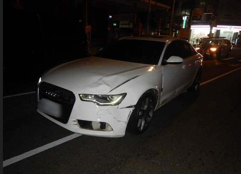 台中市36岁蔡姓驾驶今天凌晨涉嫌东区十甲路与十甲东路口闯红灯，撞飞邱姓机车骑士致命；图为酿祸的奥迪轿车。（民众提供）