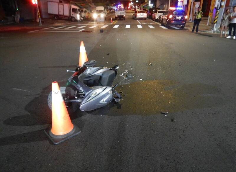 台中市邱姓机车骑士今天凌晨4点多行经东区十甲路与十甲东路口，被涉嫌闯红灯的奥迪轿车撞飞身亡；图为邱男的机车。（民众提供）
