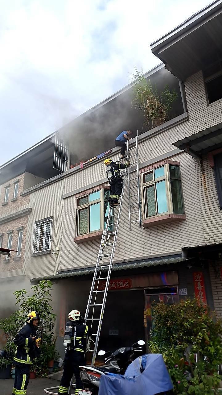 消防员架梯护送受困民众从3楼脱困。（嘉市消防局提供）