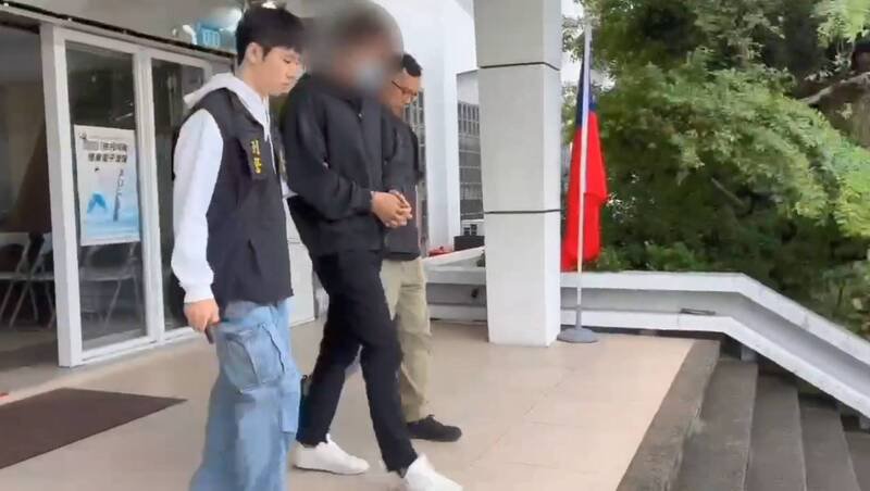 杨女日前疑似在新北市住处开毒趴昏迷，经送医抢救后不治，警方在屋内搜出摇头丸等毒品，先将黄姓男友送办，经追查再将陈姓药头（黑衣）拘提到案移送侦办。（记者陆运锋翻摄）