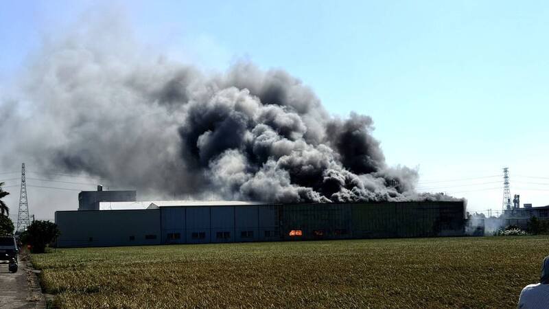 龙井区观光路136巷工厂发生火警。（读者提供）