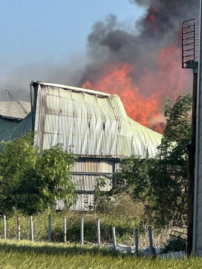 观光路136巷工厂发生火警。（龙井区里长联谊会长张文庆提供）