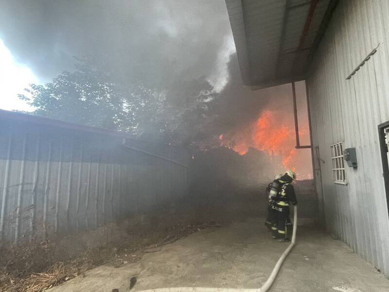 潭子区雅潭路二段一处回收场发生火灾，差点延烧到一旁的铁皮屋。（图由民众提供）