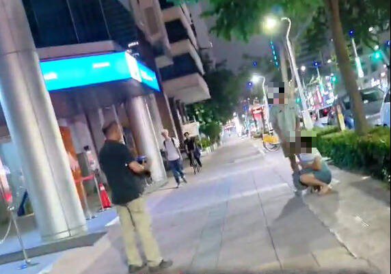 一对母子发生争执，妈妈疑似遭儿子推倒在地，路人见状上关心。（撷取自社会事新闻影音）