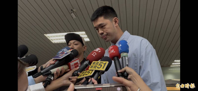 艺人陈大天（右）、威廉（左），步出法院时，对外界鞠躬、道歉。（记者吴仁捷摄）