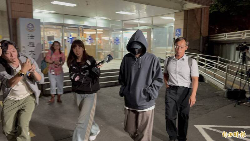 新北地院今天针对艺人闪兵案，首开准备庭，第二批被告离开法院时，媒体追问是否知情血压机等案情，被告不发一语。（记者吴仁捷摄）