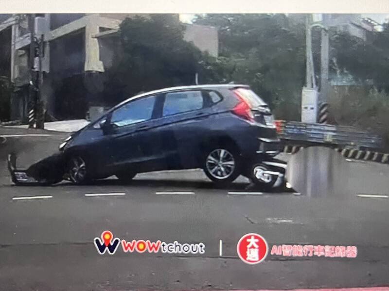 新竹县宝山乡昨发生1辆轿车倒车撞上机车，骑士连机车遭拖行数公尺。（翻摄自地图型行车影像分享平台）