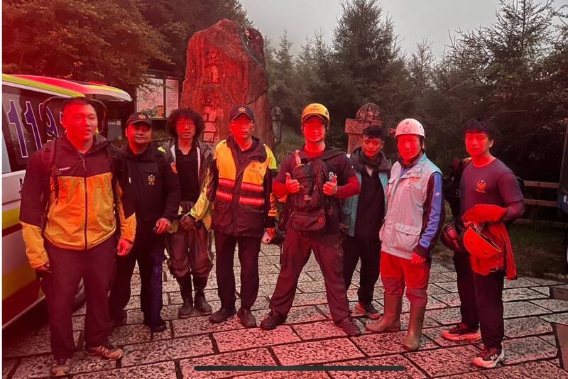 救援人员冒雨完成救援任务。（图由警方提供）