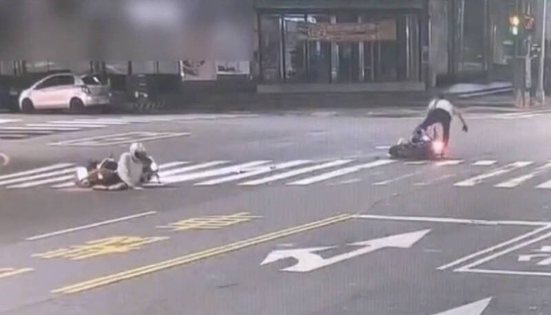 高雄清晨2机车擦撞3人送医，又是未让直行车肇祸，车祸影片曝光。（民众提供）