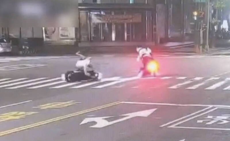 高雄清晨2机车擦撞3人送医，又是未让直行车肇祸，车祸影片曝光。（民众提供）