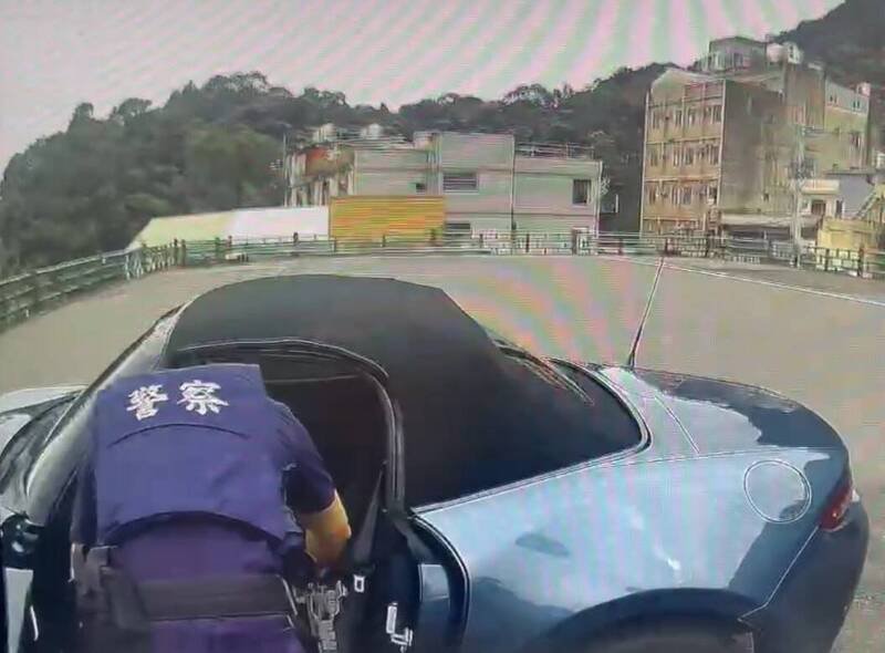 警方在五指山拦截马自达跑车逮捕吴姓抢嫌。（警方提供）