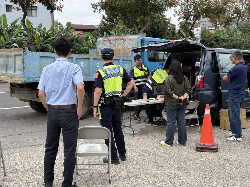 埔里警方会同环保局稽查乌贼车，当场检测数值是否合格。（埔里警方提供）