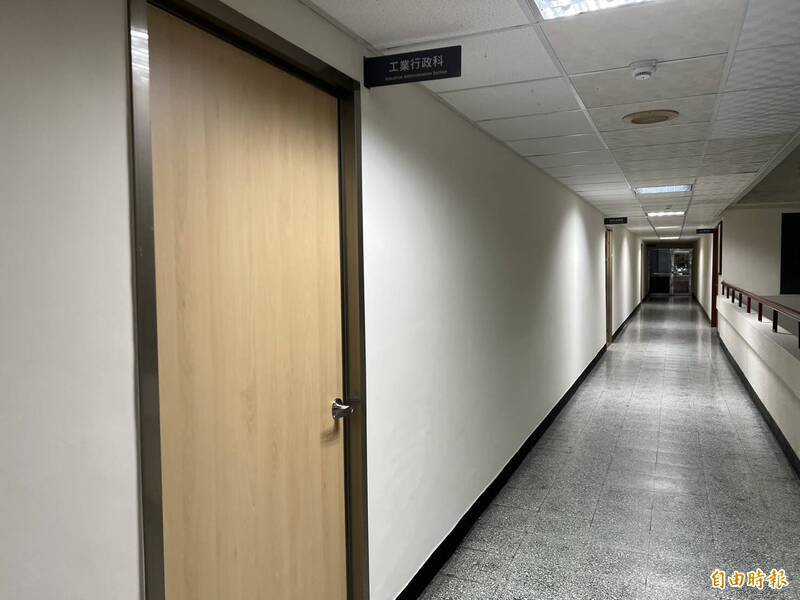 桃园市政府经发局工业行政科爆发收贿案被搜索，前科长施合隆讯后10万元交保，已退休秦姓承办员被声请羁押禁见。（记者郑淑婷摄）