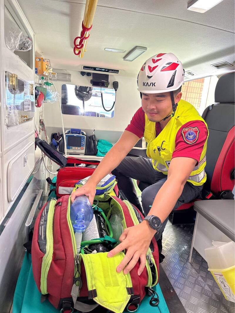 圳顶分队高级救护技术员黄奕豪1月2次出勤，急救2名OCHA患者送医前恢复呼吸心跳。（记者李容萍翻摄）